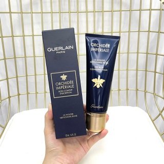 💹45✍️专柜版本,
娇兰御廷兰花洗面奶125ml!蕴含具有焕活功效的金新金兰能量,是每日奢享年轻与美丽护肤的关键步骤🎉近似肌肤PH值的配方,轻盈如羽的质地,能有效清洁并轻松卸除彩妆残留,平衡肌理的同时,尊重肌肤天然的保护屏障,带来丝毫不紧绷,倍感洁净舒润的洁面享受😍奢华啫喱质地,与水融合产生绵密泡沫,愈发清新澄净,明亮剔透💢