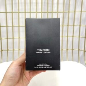 💹48✍️专柜版本
TF香水皮革之影100ml🔜味道:经典版/浓情版!Tom Ford汤姆福特的Ombré Leather (2018)是一款黑色皮革香型的中性香水100ml,TF这是一款新的香水。Ombré Leather (2018)是在2018年推出的。前调是豆蔻; 中调是沙巴茉莉 和 皮革; 基调是广藿香, 琥珀 和 苔藓💢