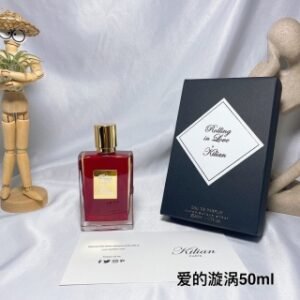 💹50✍️专柜版本
Kilian 克利安 红瓶香水 爱的旋涡Rolling in love 50ml

 kilian/ rolling in love(爱的漩涡)
是荔枝牛奶冰沙的味道。
股清甜的荔枝味扑鼻而来，是那种柔柔的甜，是荔枝少女般
的甘甜。
没有那种妖娆花朵扑面而来的霸道感，而是小女孩那种嗲嗲地
呢喃，在你耳边轻语，在你怀里撒娇的那种甜。让人觉得很可
爱，很舒服，没有俗世人的做作。
by kilian作香水很用心，他们家调香几乎都很符合我的胃口，
不踩雷。这瓶爱的漩涡，应该是甜蜜的漩涡，而不是千疮百孔
的恋人，应该是享受爱情带来的喜悦，陷入蜜糖漩涡的情侣
香水用小苍兰、晚香玉、鸢尾这样清甜系的白花来进行氛围基
调的铺设，全香从开始到结束都是沉浸在甜甜的气氛中，喜欢
甜系香水的人应该很喜欢这支，感觉人畜无害、甜不伤人。就
像坠入爱河的情侣，享受爱的漩涡，甜蜜养人。
这个瓶子很美，我很爱红色的玻璃瓶包装。有的人又说像绿豆
糕的味道，也有的说像红豆糕的味道。不喜欢甜味的人闻到这
瓶一定会晕，他一定觉得甜度超标，赶紧喷下木质香淡定下。