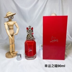 💹100✍️专柜版本
CL萝卜丁香水 幸运之喵90ml
CHRISTIAN LOUBOUTIN Loubidoo Eau de Parfum
前调:草莓
中调:玫瑰
后调:雪松
感觉清新的莓果香气
融合华丽丰富的玫瑰和雪松
和猫咪一般俏皮