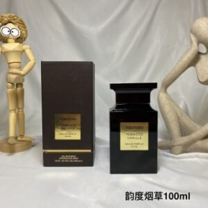 💹50✍️专柜版本
汤姆福特Tom Ford 韵度烟草 中性香水100ml Tobacco Vanille
香调:辛辣东方调
前调:烟草辛香料
中调:零陵香豆烟草花香草可可果
后调:干果木质香
属性:中性香
标签:甜烟草香草温暧辛辣果香
这是一款又苦又甜的香水，甜甜的干果，香草营造了诱人的美食香调，但这股美食的甜香又被更具穿透力的可可果和烟草的苦味掩盖着，而不能完全散开。而烟草味也因为美食加入而提亮了很多，不会给人厚重老气的感觉。它就像冬天里一杯热咖啡，让人回味无穷～辨识度高，留香较久，适合秋冬
