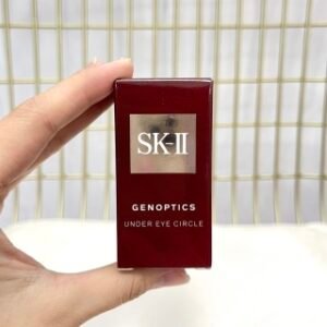 💹20✍🏻专柜版，
sk小灯泡眼部精华20ml！陶瓷滚轮按式摩头，促进娇嫩周眼的血液循环。细肌滑肤，来带充盈和滋润感，焕亮出引透明感。针对部眼黑眼圈暗沉同可时以促进眼部循的环。用法是先用sk2眼部精华再，叠加眼霜吸很收快，会不很黏腻！