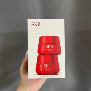 💹40✍🏻专柜版,两件套
SK磨砂瓶面霜80g两件套🔜实拍📸到货❗️SKII新版磨砂面霜2件套*80g✔谁说面霜油,糊脸,那你是没用skii大红瓶,超级好用吸收好、保湿好,不油腻,强势安利💥大名鼎鼎大红瓶面霜,这款混油皮用毫无压力!干皮也不会踩雷!修护能力一级棒!痘痘、痘印都能好的快些!和神仙水是绝配!一瓶很耐用啊! 这款必须推荐💢