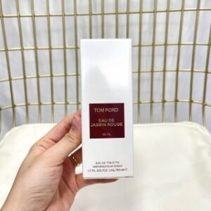 💹45✍️专柜版本
TF新款茉莉磨砂瓶50ml馥郁柔滑的茉莉花香,媚而不俗,高级的性感!香調:東方花香調;前調:生姜 小豆蔻 肉桂 香檸檬 橘子 胡椒;中調:茉莉 橙花油 依蘭 金雀花 快樂鼠尾草;後調:勞丹脂 琥珀 香草 皮革 木質香