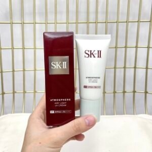 💹18✍🏻专柜版，
Sk防晒霜30ml！将美白、防晒、隔离、润色及持久妆感五重功效一次到位。质地轻薄、还可提亮肤色、呈现出自然妆感！spf30（妆前乳和防晒）还带珠光。含有40%的美白精华成分，防紫外线指数高，很适合夏日使用，遮瑕力和服贴度都非常好，让肌肤亮白，锁住水分，带妆时间久了也不会浮妆或干燥💢