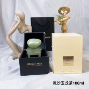 💹48✍️专柜版本
阿玛尼 玉龙茶幻沙香水100ml
🔜 一比一质量❗️6234# 幻沙玉龙茶100ml
🔻Armani阿玛尼私藏系列玉龙茶香流沙版玉龙幻沙2021珍藏香水母狼100ml
前调:橘子柠檬
中调:茶叶
后调:龙涎香
去年玉龙茶香刷爆网络，这支流沙版本‘玉龙幻沙是玉龙茶香2021全新推出的流沙版。
简洁动人,这就是小清新。
上皮之后会顷刻延展开一阵酸爽的气泡柠檬果汁，微凉但是不刺激，是温柔的一杯夏日冷饮。
茶香就浅浅的铺垫在这杯柠檬水之下，隐隐发力，逐步彰显自己清新却不失稳重的气质。
文艺俏皮小清新，象征清新与活力。
绿茶为泉，柑橘做缀，微甜却恰到好处的清新，
茶叶沿着水的脉络,像那云卷云舒，逐渐舒放开来，撷一抹茶香，徜徉浮光流云，温柔平息世界的脉搏，删繁就简的文艺气质、悠远淡泊的意境，与我心中的厂中国风丁不谋而合，煎一壶清茶，等个有闲人，一同来品茗。