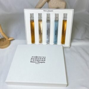 💹50✍🏻专柜版，
马丁马吉拉试管香水小样10ml五件套！内含：10ml×5带喷头。味道：沙滩漫步，慵懒周日，航海日记，爵士酒廊，壁炉火光。