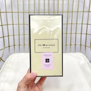 💹50✅专柜版，
祖马龙樱花粉香水100ml🔜祖马龙限定版樱花粉香水，2020款日版祖马龙樱花粉香水100ml，日本限定版2020款，是复刻以前出过经典的sakura cherry blossom樱花香水，以樱花为主调，加以玫瑰/含羞草使之更具女人味，再配合清新的佛手柑，橘子香为中调，尾调是木质麝香