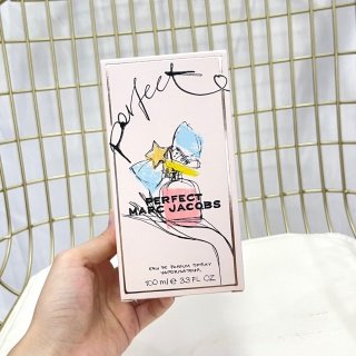 💹75✍️专柜版本
新版 雏菊公主香水100ml🔜新版马克莫杰公主女士100ml,MarcJacobs香氛家族,再增一位玩趣十足和充满惊喜的新成员Perfect asl am玩美如我。清新明快愉悦芳香,现代、明快、温润,愉快的花香木质调。明亮的黄水仙与清新多汁的火参结合,遇见温暖柔软的羊绒香与丝柔绵密的杏仁乳清香,带来意想不到的惊喜气息💢
