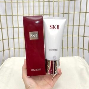 💹18✍🏻专柜版，
SK洗面奶120g！细密的泡沫，淡淡玫瑰香味，很好闻，洗完不会有假滑，很干净的光滑的感觉。超级棒，0316211800👉 日本排名第一的洁面。蕴含浓缩Pitera™修护成份，可以活化肌肤天然的再生循环，并平衡洗脸后的肌肤酸碱值。它不含香精与色素