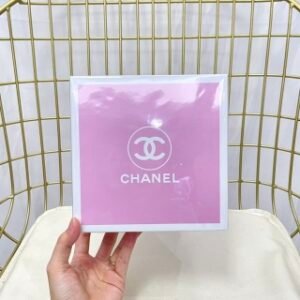 💹80✍️专柜版本
香奈儿邂逅香水+按压口红 两件套,内含:粉邂逅50ml,按压58#。邂逅香水透漏出一丢丢小性感,追逐自由,非常独特的香,闻过一次就记在我心间,香水始于颜值一眼惊艳,开始的花香带点奶油有着妩媚的女人香,淡淡的红豆沙的甜味,混杂着若有若无的花香!绝对彩妆达人的必备款!这么高颜值的套盒,不管送人还是自留都是绝佳的选择💢