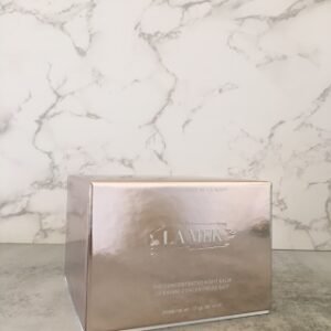 💹130✍🏻专柜版,
海蓝之谜鎏金焕颜晚霜50ml!让脸越来越紧绷,重获少女脸的神奇面霜想一直维持在紧致状态,最重要的还是要在日常护肤上下功夫。前段时间试了LA MER的顶奢线,鎏金系列的新品——鎏金晚霜。这个系列也是她家的终极抗老线,主打极速紧致+淡纹,拿在手上光看颜也很有贵妇感,但更贵妇的还是成分!想知道往脸上涂金子是什么感觉吗?这瓶晚霜里就有24k金胶原藻,让你脸上的胶原蛋白和弹性蛋白爆棚,还有能3D撑起垮脸的AMINO氨基酸,再加上高纯度抗老成分,一夜回春不是梦🙈🙈🙈而且里面还有一个温感黑科技!我了解了一下原理,大概原理就是利用入睡后人体温度的上升,来激发晚霜成分的2次融化和爆发,我每次都会用配套的弦月按摩仪由下往上提拉一下,享受肌肉往上爬升的感觉,第二天早上起来脸蛋都特别饱满紧绷!摸起来也水水的,弹弹的,嫩嫩的~贵总有贵的道理,拥有越来越紧绷饱满的少女脸就靠它啦!