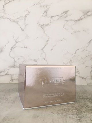 💹130✍🏻专柜版,
海蓝之谜鎏金焕颜晚霜50ml!让脸越来越紧绷,重获少女脸的神奇面霜想一直维持在紧致状态,最重要的还是要在日常护肤上下功夫。前段时间试了LA MER的顶奢线,鎏金系列的新品——鎏金晚霜。这个系列也是她家的终极抗老线,主打极速紧致+淡纹,拿在手上光看颜也很有贵妇感,但更贵妇的还是成分!想知道往脸上涂金子是什么感觉吗?这瓶晚霜里就有24k金胶原藻,让你脸上的胶原蛋白和弹性蛋白爆棚,还有能3D撑起垮脸的AMINO氨基酸,再加上高纯度抗老成分,一夜回春不是梦🙈🙈🙈而且里面还有一个温感黑科技!我了解了一下原理,大概原理就是利用入睡后人体温度的上升,来激发晚霜成分的2次融化和爆发,我每次都会用配套的弦月按摩仪由下往上提拉一下,享受肌肉往上爬升的感觉,第二天早上起来脸蛋都特别饱满紧绷!摸起来也水水的,弹弹的,嫩嫩的~贵总有贵的道理,拥有越来越紧绷饱满的少女脸就靠它啦!