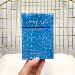 💹45✍️专柜版本
Versace范思哲云淡风轻风清绅情男士淡香水100ml,绅士 Man Eau Fraiche
香调:水生木质调
前调:香柠檬 巴西红木 小豆蔻 柠檬 杨桃
中调:龙蒿 鼠尾草 雪松 胡椒
后调:琥珀 藏红花 麝香 木质香 美国梧桐
柠檬+杨桃+木质香,清爽水润,仿佛夏日海风轻掠脸庞。
接受度很高,作为一款入门香是相当不错的选择