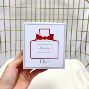 💹50✍️专柜版本
迪奥漫舞甜心小姐香水100ml🔜新款Dior迪奥漫舞甜心小姐/曼舞花漾甜心女士香水浓香水EDP💥经典的方形瓶身上,蝴蝶结和千鸟格是依然不变的元素,焕然一新的粉红色调,透出精致女性气质,营造恰到好处的幸福感。从迎面而来的新鲜前调,转入散播优雅女人味的中调,进而走向温和深情的基调。香味渐次细腻、丰富,萦绕不去,引你步入一片芳香袅袅的诗意花园。它是一种对幸福全新的承诺 演绎独蕴东方韵味的女性气质💢