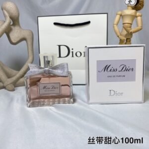 💹60✍🏻专柜版，
迪奥甜心粉女士香水23款/高定礼服裙丝带甜心小姐女士 香水100ml

前调：意大利柑橘精华

中调：双瓣茉莉纯香

基调：印尼广藿香精华