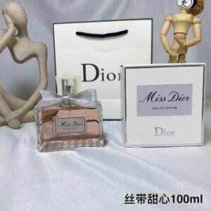 💹60✍️专柜版本
新款Dior迪奥MissDior迪奥高定礼服裙丝带甜心小姐女士香水100ml
前调：意大利柑橘精华
中调：双瓣茉莉纯香
基调：印尼广藿香精华