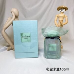 💹65✍🏻专柜版，
ARMANI/阿玛尼PRIVE高定私藏限定香水A Milano私密米兰100ml

前调：榄香脂
中调：薰衣草、柏树
基调：鸢尾花

围绕薰衣草这一核心，花香赋予香水以力量和独特的柔和色彩，都被包裹于柏树树脂香中。以地中海的独特标志一鸢尾花来作为基调，微妙而强烈，质地细腻。