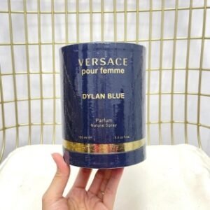 💹55✍️专柜版本/圆筒包装
Versace/范思哲 Dylan Blue海神女士香水100ML香调:花香果香调前调:黑加仑 苹苹果 三叶草 勿忘我 紫苏中调:野玫瑰果 玫瑰 茉莉 桃子 浅粉玫瑰后调:安息香 木质香 麝香 广藿香
