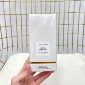 💹50✍️专柜版本
TF香水100ml炙热阳光🔜TF炙热阳光香水100ml！TOMFORDSOLEILBRULANT炙热阳光，TF期待已久的新款香水今天终于到手了，拆盒的时候真的惊艳到了，闪金的瓶身好像金砖一样，滑滑的，手感超级好，唯一有点遗憾的是外盒不是金色的味道感觉是很温暖柔软的，和其他的TF香水不太一样，是一种比较容易接受的味道，而且颜值可以超过味道本身，是一款值得入手的香水.前调：橘子香柠檬粉红胡椒；中调:橙花净油黑蜂蜜；基调：琥珀香树脂香根草皮革乳香木质焚香👏