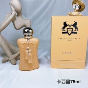 💹55✍️专柜版本
玛丽之香 卡西里75ml  Parfums de marly Cassili 75ml

Cassili 卡西里
香调：东方花香调
前调：红醋栗 玫瑰 花香
中调：李子 含羞草 鸡蛋花 浅粉玫瑰
后调：檀香木 零陵香豆 香草
属性：女香
适合各个年龄诶，优雅的气质，就像一个女孩缓缓走下楼梯，
弹钢琴时，那种举手投足之间散发出的修养，
淡淡的花香，红醋栗，浅粉玫瑰，含羞草，
不像一些太甜的女香有种坠入花海的感觉，非常得体。