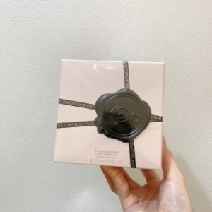 💹55✍️专柜版本
维克多与罗夫 鲜花炸弹香水100ml！这一款香水真的炒鸡喜欢！它的香味很特别！从浅粉色包装跟以前的差不多都是标志性的手雷造型到深粉色过度；前味：佛手柑、白茶、黑醋栗、香橙；中味：鸢尾花、嘉德丽亚兰花、摩洛哥玫瑰、阿拉伯茉莉；后味：广藿香、麝香、香草；总得来说！好闻👏
