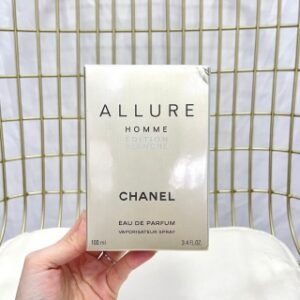 💹45✍️专柜版本
香奈儿白色魅力（白色时尚）金瓶运动男士 100ml Chanel Allure Homme Edition Blanche, 2008香调：东方调气味：檀香木 零陵香豆 琥珀 香根草 麝香 香柠檬 雪松 香草 柠檬 粉红胡椒属性：男香调香师：Jacques Polge标签：柑橘 浓郁 木香 绿叶 香草