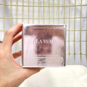 💹90✍🏻专柜版,
海蓝之谜鎏金焕颜眼霜15ml!正装LA MER海蓝之谜鎏金贵妇级焕颜精华眼霜15ML,鎏金眼霜来了!!眼纹/法令纹通通消失!眼纹、泪沟、法令纹这些真的最容易出卖年龄了!抗皱对我来说 任何抗老产品没有最好只有更好🥰第一次尝试LA MER的顶奢线鎏金系列,首先购入的就是这瓶我觉得最实用的“小胖墩”--鎏金眼霜!用下来真的想给这个淡纹效果打100,超优秀抗老表现力也算对得起价格了,由于我夜间洗脸比较彻底,洗完都感觉下眼有干干的拉扯感👉像是绷着的以跟橡皮筋一样。这个眼霜质地超级绵密,只要一涂上👉即刻效果不吹牛,眼周在喝水!! 一些干纹细纹什么的,一下子就被填平了💢