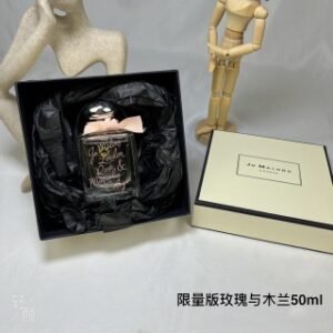 💹50✅专柜版，
祖马龙情人节限定限量玫瑰系列玫瑰与木兰50ml
这款香水灵感来自秋冬交替的夜晚，
银色月光酒在红色的玫瑰上，
是非常浪漫精致有意境的，
开瓶之际是木兰清冷的香气，
像是温柔浪漫的银色月光，
包裹着玫瑰花香，也赋予了这款香水
“月下玫瑰"的意境，就像是初长成的少女，
掩藏不住内心的羞涩与天真，
又透出一点点温婉的女人味。
广藿香的的收尾给香调提供了一些暖调，
混着玫瑰的花香，
给人一种木质调裹上一层棉质的暖感。