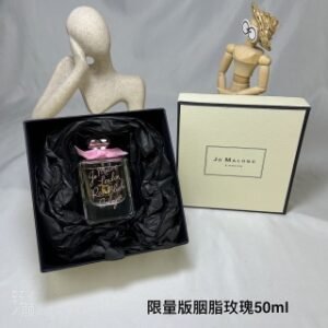 💹52✍️专柜版本
祖玛珑/祖马龙情人节限定限量玫瑰系列胭脂玫瑰50ml
胭红玫瑰
这是一支清甜的果香玫瑰，
完全不遮掩主心骨里饱满甜美
半熟荔枝打造的汁水感十足的青涩玫瑰，
她是清甜没有酸味的，
像是从没有吃过苦的大家闺秀，
她从小在家人的宠爱中长大，
后调是很沉稳的木质香，但是不是很突出。
整体而言这支香水充满了少女心但又不俗气，
不会像其他玫瑰那样娇艳妩媚，
属于粉玫瑰。少女感十足，
甜可爱的女孩不要错过！
小红雪