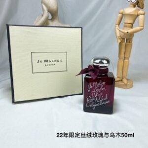💹50✅专柜版，
祖马龙2022情人节玫瑰印象系列香水丝绒玫瑰与乌木50ml 祖玛龙限定香水

前调：丁香、佛手柑
中调：大马士革玫瑰、藏红花、紫罗兰
后调：沉香木、果仁糖、檀香木