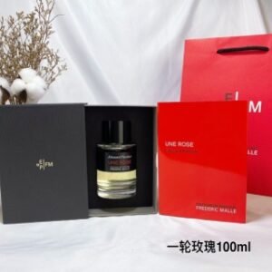 💹60✍️专柜版本
FREDERIC MALLE 德瑞克.馥马尔一轮玫瑰100ml
FM这个品牌最出名的香莫过于“一轮玫瑰”，这支香相信很多人都听说过她的大名，在国内的香水圈沙龙香里排名第一，评分高达9.7分（满分10分），她有着“玫瑰之后再无玫瑰”的美誉，以此来形容其它所有的玫瑰香水在她的面前都黯然失色，且不说这究竟是否太过夸张，但那种纯正的、高贵的、华丽的感觉在这支香水上足够体现。

一轮玫瑰至今仍保持着现代香水中五月玫瑰纯香用量1%的记录，也就是说，在一瓶100ml装的一轮玫瑰里，有六千多朵曾经鲜活的玫瑰，当你每按一次喷头，就有3-4朵玫瑰被释放出来。

她的玫瑰香气伴随着娇艳欲滴的红酒香，有一种醉人的微醺感，后调的麝香和木质香又为她增添了一丝具有后现代感