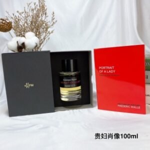 💹58✍️专柜版本
德瑞克馥马尔贵妇肖像香水100ml
🔜 一比一质量❗️2554# 贵妇肖像100ml
🔻法国FREDERIC MALLE FM德瑞克马尔馥马尔香水100ml，🔜贵妇肖像
香氛印象:广藿玫瑰
木质、华丽、繁复。
香调:东方花香调
气味:公丁香、肉桂
玫瑰、黑加仑、树莓
檀香木、广藿香、焚
香、麝香、琥珀、安
息香脂。