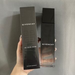 💹33✍️专柜版本
纪梵希墨藻精华水150ml🔜实拍📸现货❗️纪梵希墨藻水150ml,必须用一囤一才安心的水!用完一瓶新开一瓶囤货一瓶,就是这么喜欢~
非常舒服的藻味,和同系列面霜精华同出一脉,纪梵希的墨藻精华面霜眼霜我都用过,效果也不错,但是同价位可替代品很也能找到。但是这个墨藻水,真的百搭水的质地是比较粘稠的精华水质地,用量不大就能滋润全脸,镇定消炎保湿都不错,维持皮肤稳定状态。