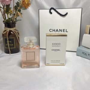 💹40✍🏻摩登/馥郁
💹45✍🏻全黑
💹50✍🏻磨砂
专柜版,香奈儿coco系列香水100ml!味道:摩登50ml,100ml,馥郁50ml,100ml,全黑100ml,磨砂100ml。