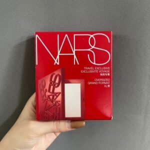 💹35✍️专柜版本
Nars限定浮雕粉饼16g🔜实拍📸现货❗️超喜庆的红色🧧浮雕的外壳也很好看🧧粉质细腻顺滑，无色透明的，隐形毛孔效果很不错，带着微微的细闪，使皮肤呈现自然的光泽。涂抹之后瞬间雾面柔焦感，自带美颜效果，很高级的雾面妆效，干皮油皮都可以用，尤其对油皮很友好，持妆控油超赞的💢
