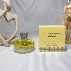 💹50✍️专柜版本
Burberry博柏利巴宝莉周末女士淡香水100ML
Burberry Weekend for Women
香调：花香调
前调：木犀草 橘子 鼠尾草
中调：紫罗兰 鸢尾花 油桃 桃花 野玫瑰果 仙客来 风信子
后调：檀香木 麝香 雪松