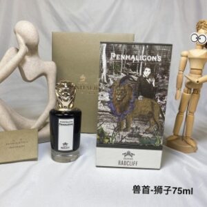 💹75✍️专柜版本
咆哮的拉德克利夫(狮子)
Penhaligon‘s/潘海利根香水兽首系列-狮子香水75ml
前调:香柠檬龙蒿朗姆酒
中调:生姜玫瑰烟草
尾调:琥珀木蜂蜡肉桂蜂蜜皮革
零陵香豆
香调:辛辣馥奇香调
前调中同样有着家族故事里一脉相承的药感，但是弱化了一些。前调辛辣/酒香和苦味一同袭来，凶猛动人。随后烟草和生姜的苦和辣被蜂蜜调和出一种深沉而温暖的调子，后期甚至逐渐转变成一种类似于坚果的油脂香气，透露出一丝丝甜意。