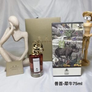 💹75✍️专柜版本
潘海利根兽首犀牛香水75ml
🔜 一比一质量❗️🔻可怕的泰迪(犀牛)
Penhaligon‘s/潘海利根香水兽首系列-犀牛香水75ml
前调:焚香
中调:皮革
尾调:降龙涎香醚
香调:皮革调
可怕的泰迪,兽首是犀牛,带着尖角的鼻子,喷涌而出的兽性,表达出特有的动物张力。熏香下面埋着高等级的欲望,慢慢的过渡到皮革的内核,在降龙涎香醚的催化下,性感得像是从原始森林里钻出的野人。