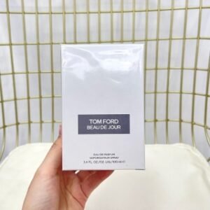 💹50✍️专柜版本
TF美好的一天白昼绅士香水100ml🔜专柜品质‣汤姆福特 美好的一天男士100ml  Tom Ford Beau de Jour，2019
香调:馥奇香调
前调:薰衣草
中调:迷迭香老鹳草薄荷橡木苔罗勒
后调:广藿香琥珀
属性:男香
标签:清新辛辣浓郁木香绿叶花香泥土💢