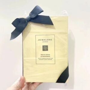 💹60✍️专柜版本
祖马龙香水礼盒四件套 配礼袋 内含：30ML白苔与雪莲，Q版英国梨9ML，黑莓与月桂叶9ML，末药与冬加豆9ML。