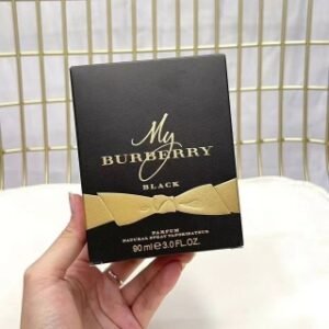 💹50✍️专柜版本
巴宝莉香水90ml黑专属🔜实拍📸到货❗️巴宝莉黑色专属香水90ml✔My Burberry Black我的巴宝莉黑色版Parfum黑色专属女士香水90ml，🌼香味上以轻盈的茉莉花为开头，配以蜜桃和糖渍玫瑰，结尾以龙涎香和广藿香做收尾，香味浓郁，层次丰富，所以明显不是个小清新 官方对其的定位是我的巴宝莉”的性感升级版，如果你喜欢浓郁而复杂的花香，一定会喜欢它。【香调】东方花香调【前调】茉莉【中调】玫瑰 桃子【后调】广藿香 琥珀