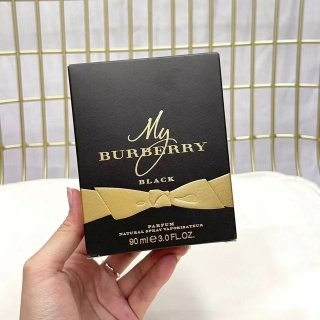 💹50✍️专柜版本
巴宝莉香水90ml黑专属🔜实拍📸到货❗️巴宝莉黑色专属香水90ml✔My Burberry Black我的巴宝莉黑色版Parfum黑色专属女士香水90ml,🌼香味上以轻盈的茉莉花为开头,配以蜜桃和糖渍玫瑰,结尾以龙涎香和广藿香做收尾,香味浓郁,层次丰富,所以明显不是个小清新 官方对其的定位是我的巴宝莉”的性感升级版,如果你喜欢浓郁而复杂的花香,一定会喜欢它。【香调】东方花香调【前调】茉莉【中调】玫瑰 桃子【后调】广藿香 琥珀