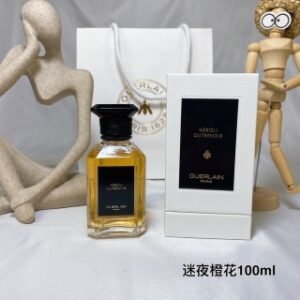 💹75✍️专柜版本
娇兰新版艺术沙龙NÉROLI OUTRENOIR 迷夜橙花香水淡香精EDP100ml
木质花香调
香调：木质花香调前调是秋葵籽，苔藓与没药香型的清香，在回眸间烟茶，木质香与橙花相拥而至，形成对比，再触及时佛手柑的香甜绵延无尽。
当他说出自己对橙花的喜爱时——“我想要表现它的方方面面：诱人的，橘子味橙花精华；木质感，芳香的苦橙叶精华；以及橙花纯香”———努力探寻具有辨识度的优雅和自然散发的魅力。Thierry Wasser喜欢对比的碰撞，以精妙的技艺为各种变化蒙上面纱。