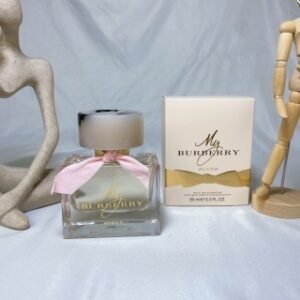 💹55✍️专柜版本
下单备注：粉my
巴宝莉我的博柏利BLUSH花之绯浓香水90ml
EDP我的博柏利
BLUSH
香调:花香调
前调:柠檬石榴
中调:玫瑰苹果老鹳草
后调:茉莉紫藤
属性:女香
调香师:Francis Kurkdjian
标签：花香清新辛辣果香玫瑰清新