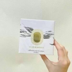 💹45✍️(不包含车载香薰)
蒂普提克车载扩香器!装饰点缀专属座驾空间,造型小巧别致,随时随地于座驾内营造芬芳氛围,随着香味一起惊喜满图,还可以当装饰品,特别赞!送配了一根丝带!可以随心di。盲选都不会错!祖玛珑做馥奇香调真的是一绝,这样的收尾,让整个味道更多了一份意境和韵味。其实车内的气味,也是体现一个人品味的时刻,舒服好闻的味道,不仅能给别人留下一个良好的印象,更是妥妥的加分项~而且归根到底💥车内也是我们最私密的地方之一。️不管是一天的开始,还是一天的结束,当你回到车内,深吸一口气时,想要的当然是能开启自己好心情的香气~而且祖玛珑这个车载香薰设计的也超级巧妙,散香柔珠与散香屏风能与车内通风口结合,通风循环时就让香气洒满整个车内,让人时刻沐浴在香香世界,平时不仅要记得给自己穿香,也别忘了给心爱的车子配上车载香薰!