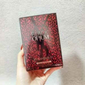 💹55✍🏻专柜版，
圣罗兰红鸦片女士香水90ml圣诞版🔜专柜品质‣2020圣诞限定 圣罗兰红鸦片香水90ml 圣诞限量版YSL新款限定香水 圣罗兰“圣诞红鸦片” 红色黑鸦片，这个颜值也太高了！！ysl家的浓香一般都会很持久！新款黑鸦片应该没有那么甜，个人感觉会更有性格一点，有可能会偏向中性风格💢