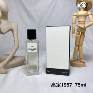 💹52✍️专柜版本
香奈儿珍藏系列香水高定1957香水75ml
香调：馥奇香调
前调：粉红胡椒芫荽麝香香柠檬醛
中调：橙花麝香茉莉
后调：香草蜂蜜麝香雪松克什米尔木鸢尾根
属性：中性香
❤️我想形容它是大小姐香但是又不准确佛手柑和白花中带了麝香尾调又带有强硬的雪松干净柔软但不妩媚不讨好甚至还有一丝飒如果要用一个人形容它的话应该就是Chanel女士本人了