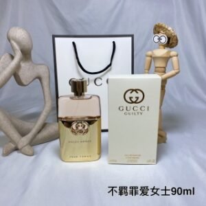 💹50✍️专柜版本
Gucci/古驰 Guilty Femme 19年金色罪爱原罪不羁女士香水90ML，，Gucci Guilty Eau de Parfum是一款东方型花香调的女用香水，这是一款新的香水。 Gucci Guilty Eau de Parfum是在2019年推出的。
前调是粉色胡椒, 香柠檬 和 橘子;中调是紫丁香, 天竺葵, 玫瑰（蔷薇） 和 紫罗兰（香菫菜）;基调是广藿香 和 琥珀。