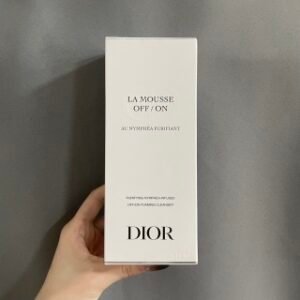 💹20✍🏻专柜版，
迪奥睡莲洗面奶150ml！选择合适的洁面产品，一直是一门学问，既不能过度清洁，也不能清洁力不到位。那最近评价超好的就是迪奥睡莲洁面了，快来了解一下吧。“减负”OFF：清洁能力考察的硬指标，深彻洁净；“加正”ON：复配功效性护肤成分，舒缓保湿，修护屏障。“多方”洁肤因子：表活采用椰油萃取的双重氨基酸表活，复配皂基成分。搭配法国睡莲精萃+矢车菊花水，清洁的同时，强韧肌肤的第一道防护线👍